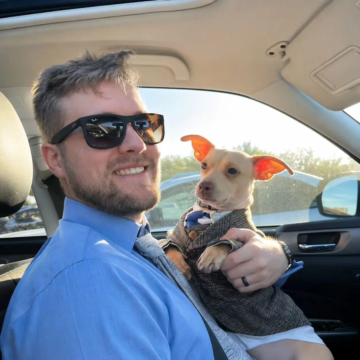 Thomas with a small dog, accompanying a PETMERO pet supplies customer testimonial.